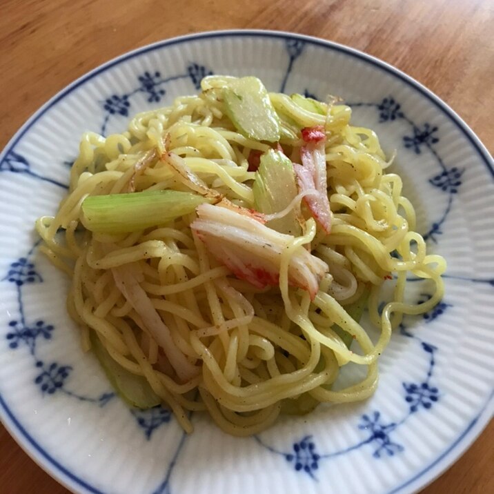 セロリとカニカマの塩焼きそば